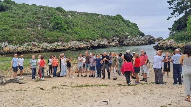 Algunas de las personas que protestaron ayer en la playa de La Güelga.