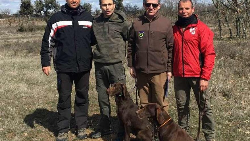 Los dos primeros clasificados, con los representantes de la Delegación.