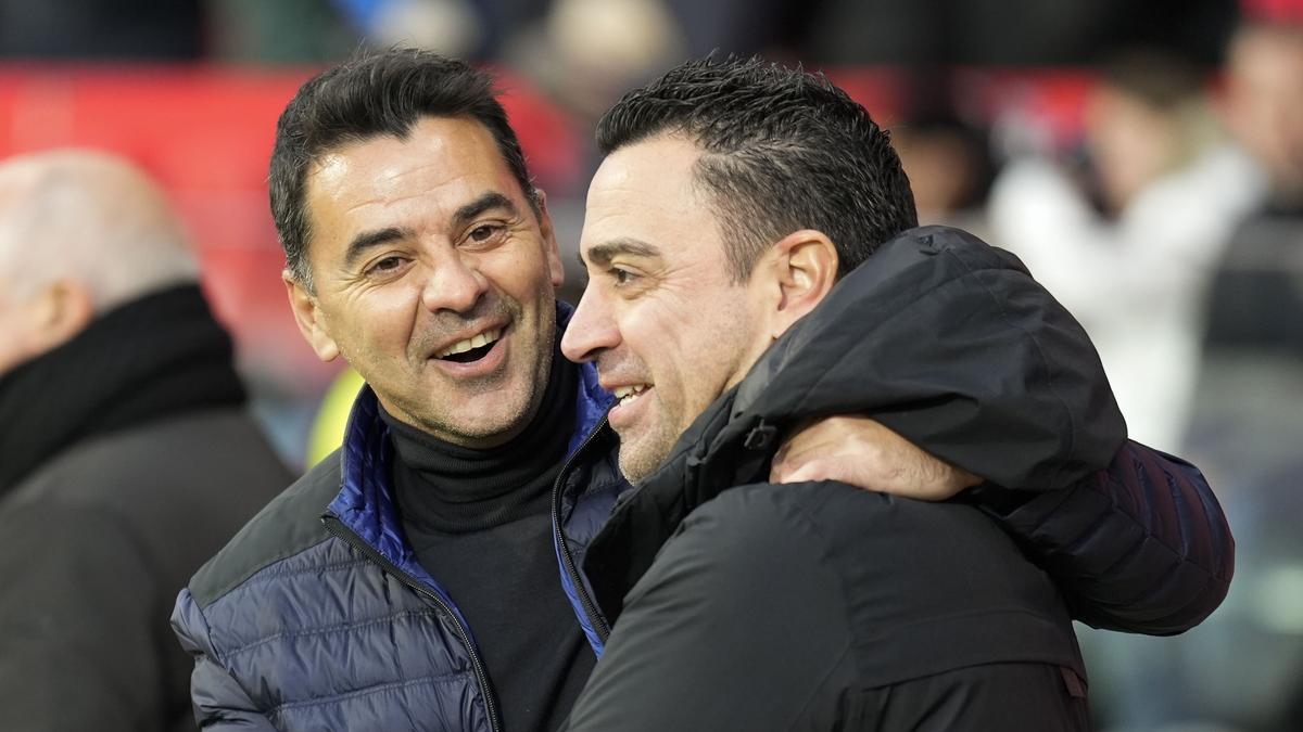 Xavi saluda a Michel antes del partido