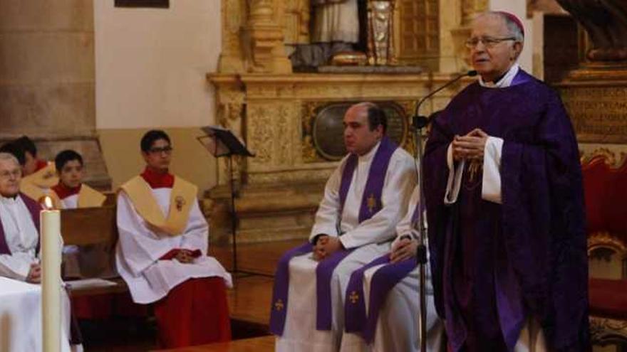 Gregorio Martínez pide que la diócesis «no se vea privada de sacerdotes»