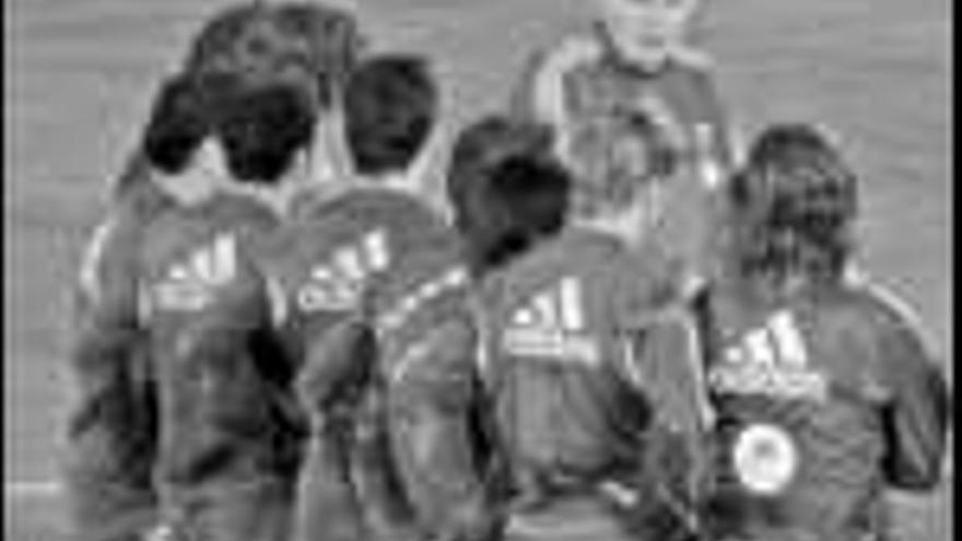 Luis Aragonés charla con sus jugadores durante el entrenamiento celebrado ayer en el Ono Estadi de Palma. / Dani Cardona