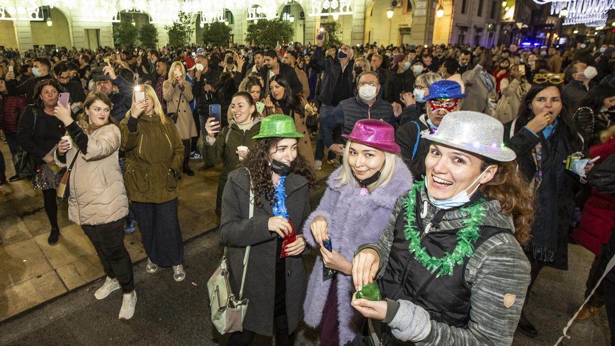 Cientos de personas celebran la Nochevieja en la plaza del Ayuntamiento de Alicante, el año pasado.