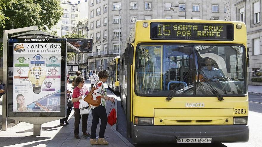 El transporte urbano de Ourense podría ampliar su servicio a varios concellos limítrofes. // Jesús Regal