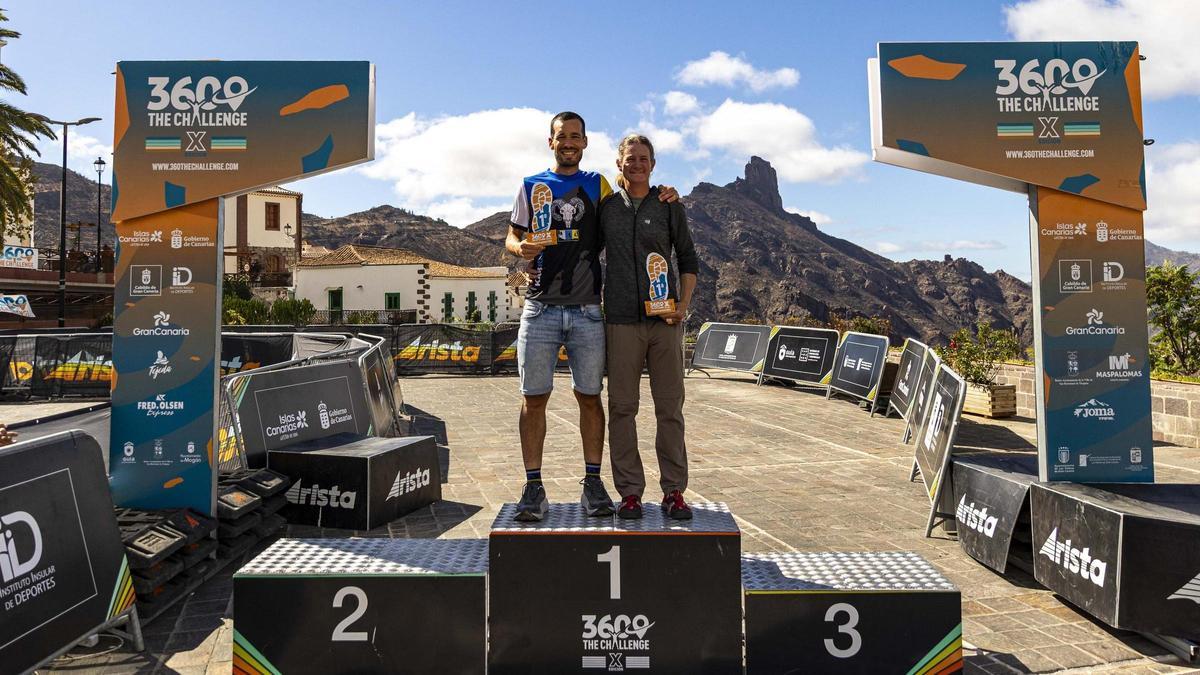 José Bordón y Anita Lehman posando con los trofeos de campeones