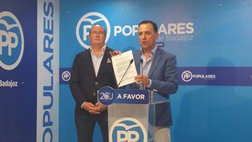 Polémica por recoger un diputado y un alcalde del PP de Badajoz un premio franquista