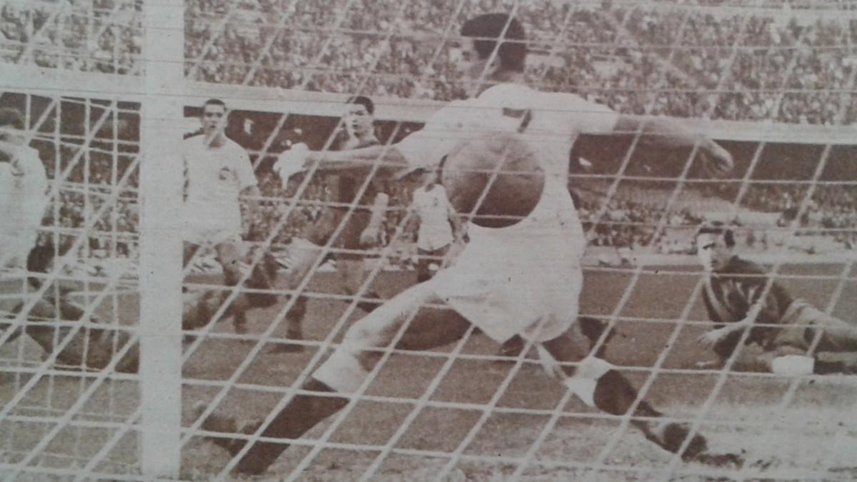 Ramón Alberto Villaverde, en el suelo, fue el autor del primer gol del FC Barcelona en el Camp Nou en partido oficial. El uruguayo abrió la cuenta en la goleada al Real Jaén (6-1) el 6 de octubre de 1957