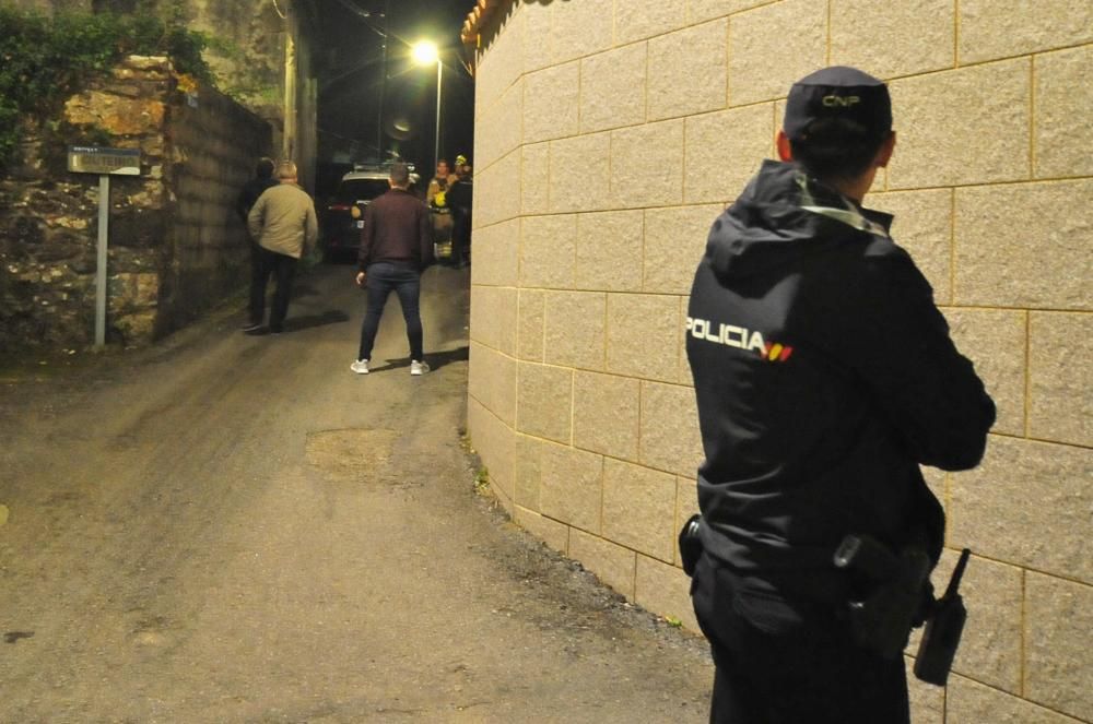 Efectivos del GOES de la Policía Nacional, frente a la vivienda del hombre.