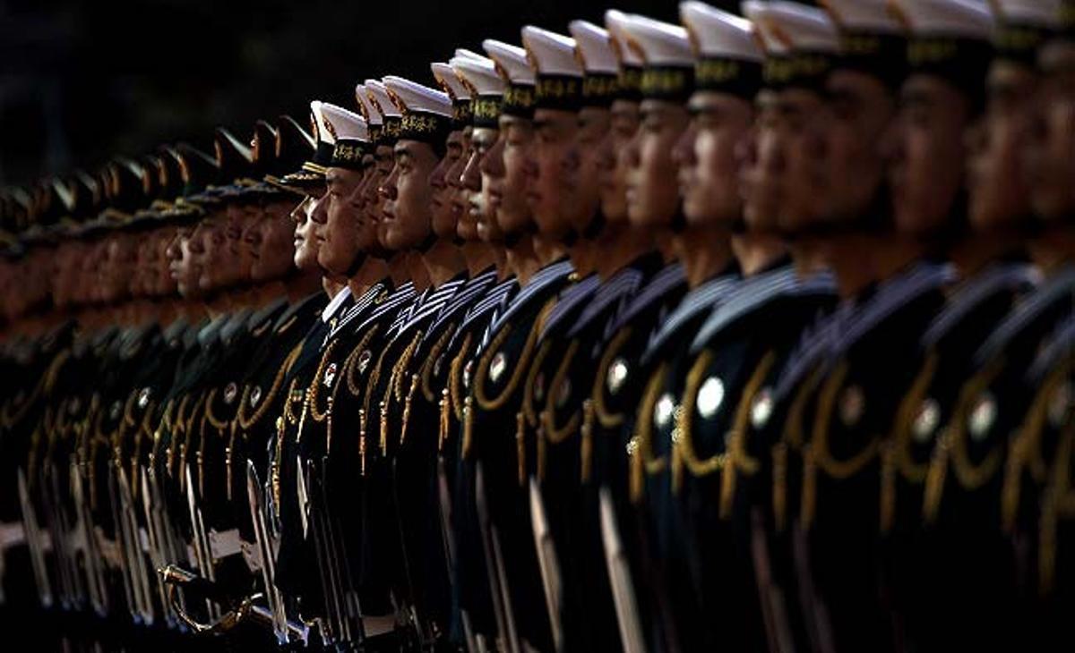 Membres de la guàrdia d’honor xinesa formen files per donar la benvinguda al secretari de Defensa dels Estats Units, Robert Gates, a Pequín (Xina). Gates ha iniciat una visita oficial de quatre dies que posa fi a un any de paralització dels contactes militars entre les dues potències.