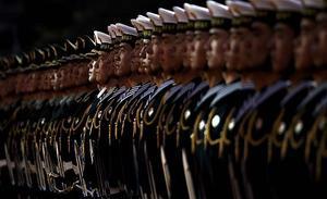 Membres de la guàrdia d’honor xinesa formen files per donar la benvinguda al secretari de Defensa dels Estats Units, Robert Gates, a Pequín (Xina). Gates ha iniciat una visita oficial de quatre dies que posa fi a un any de paralització dels contactes militars entre les dues potències.