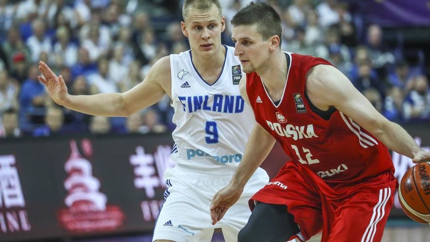 Polonia y Finlandia jugaron ayer en Helsinki un partido en el que coincidieron los jugadores cajistas Adam Waczynski y Sasu Salin.