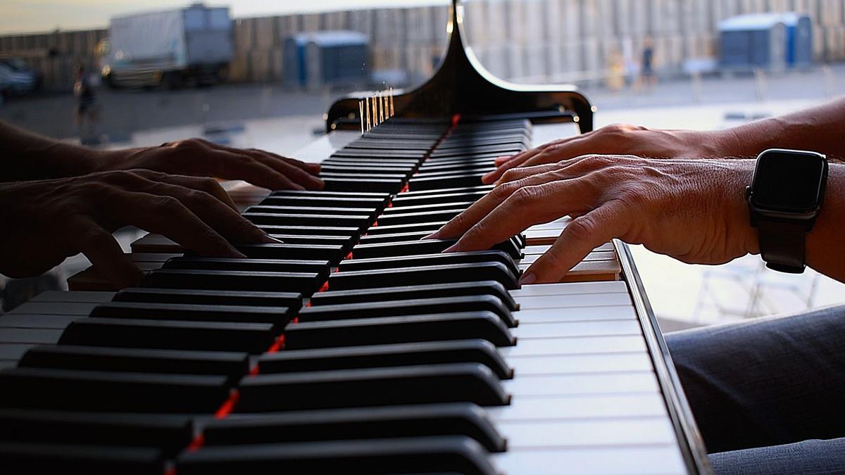 Las manos del pianista Manuel Bonino, durante su actuación en la Plaza del Varadero de Puerto del Carmen.