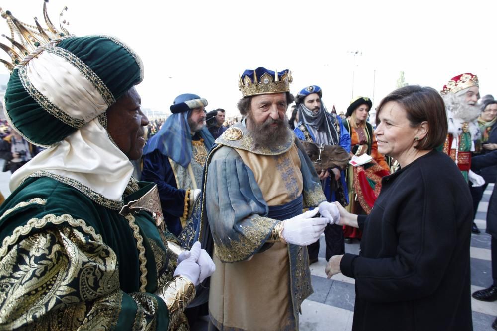 Una multitud recibe a los Reyes Magos en Gijón.