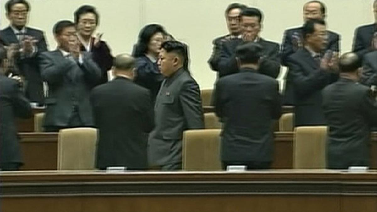 Altos cargos del régimen norcoreano aplauden a Kim Jong-un, en el centro de la imagen.