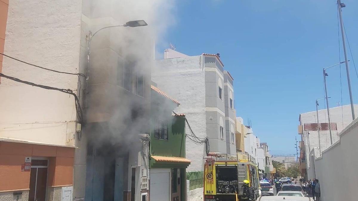 Incendio de una carpintería en Vecindario