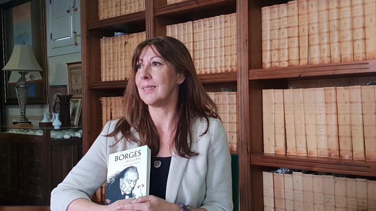 La escritora argentina Claudia Capel en la hemeroteca de El Correo de Andalucía.