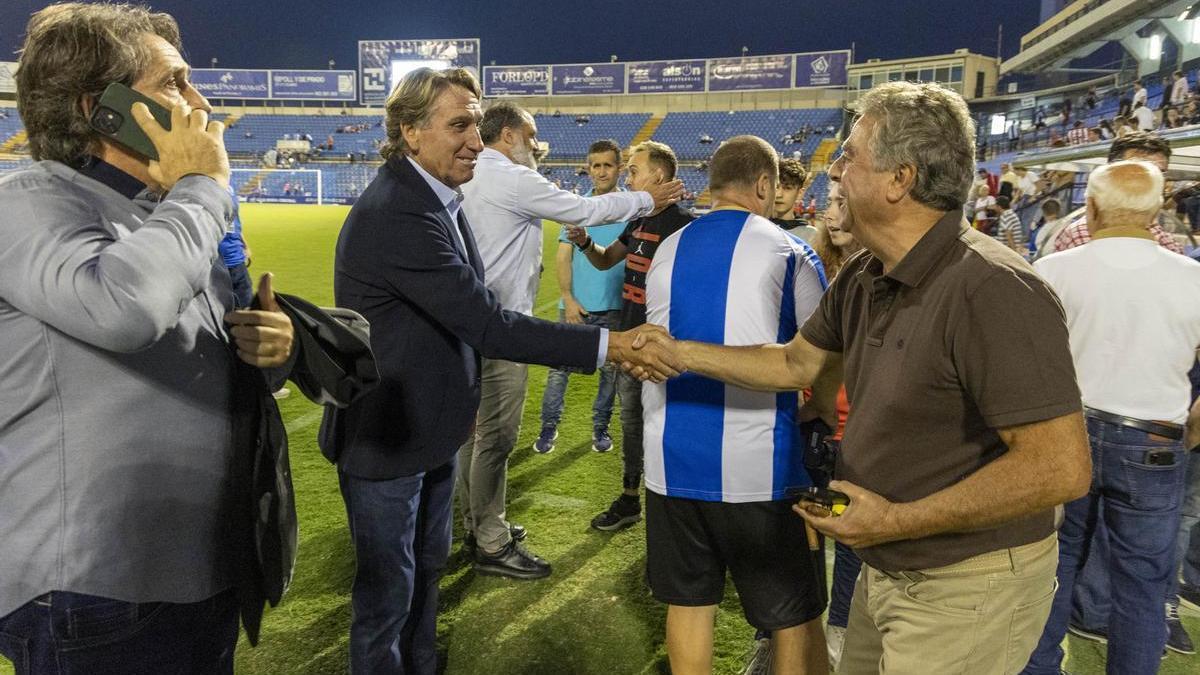 Reencuentro de Enrique Ortiz y esteban Vigo antes del partido para festejar el Centenario del Hércules.