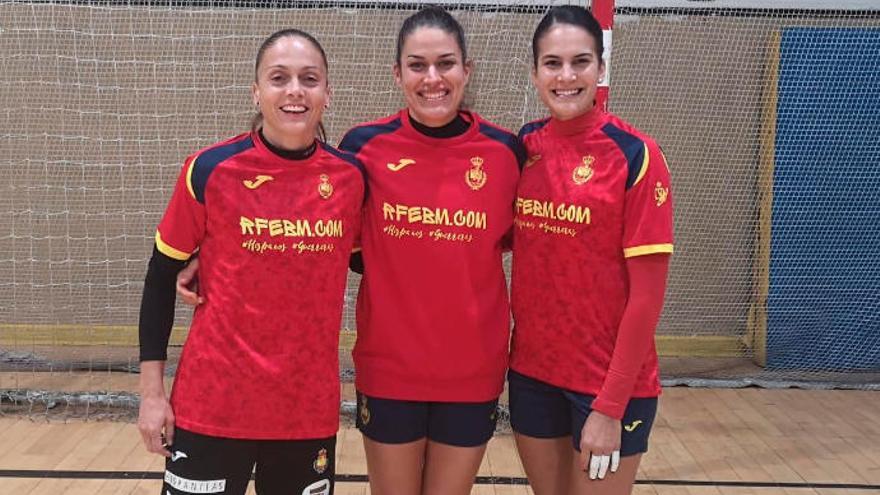 Silvia Navarro, María Núñez y Almudena Rodríguez, ayer, en el último entrenamiento de la selección en España.
