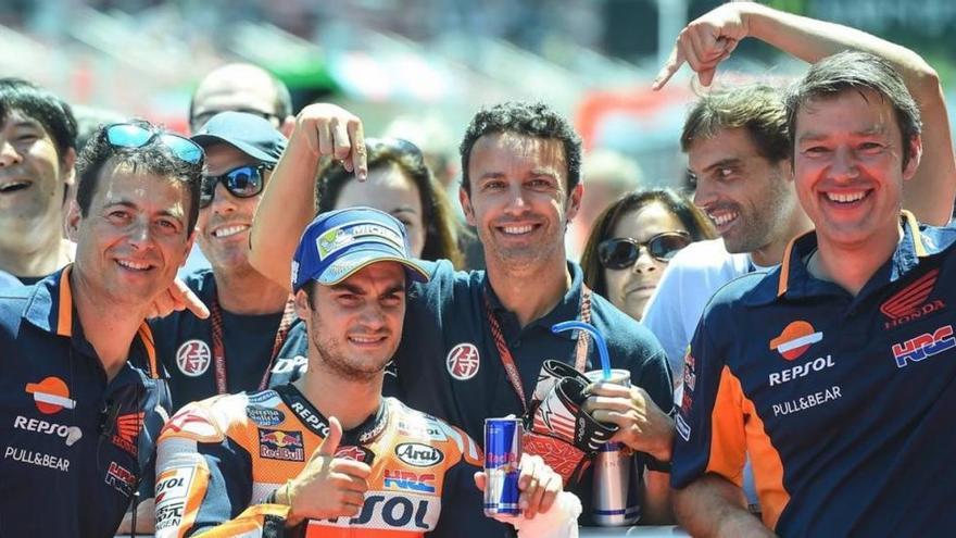 Un pletórico Pedrosa hace que Márquez se caiga cuatro veces