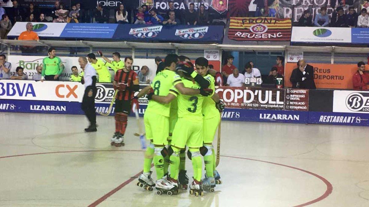 El Barça celebra uno de los goles en la pista del Reus