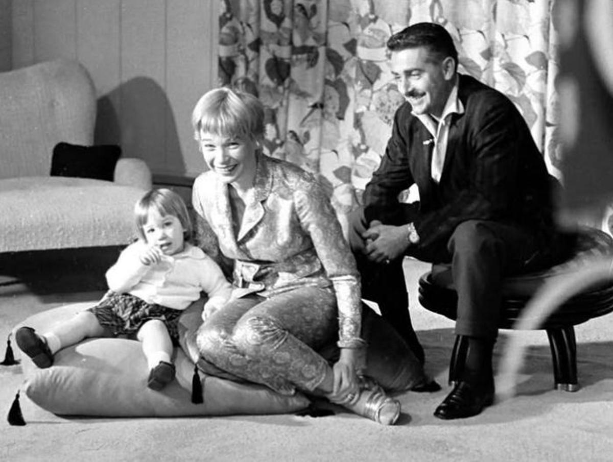 Shirley MacLaine y Steve Parker con su hija Sachi Parker en un episodio del programa de entrevistas a celebridades de la CBS 'Persona a Persona' el 6 de marzo de 1959.