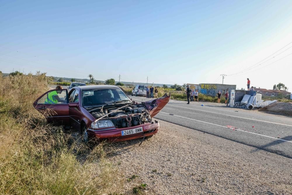 Un camión vuelca en la carretera de La Marina