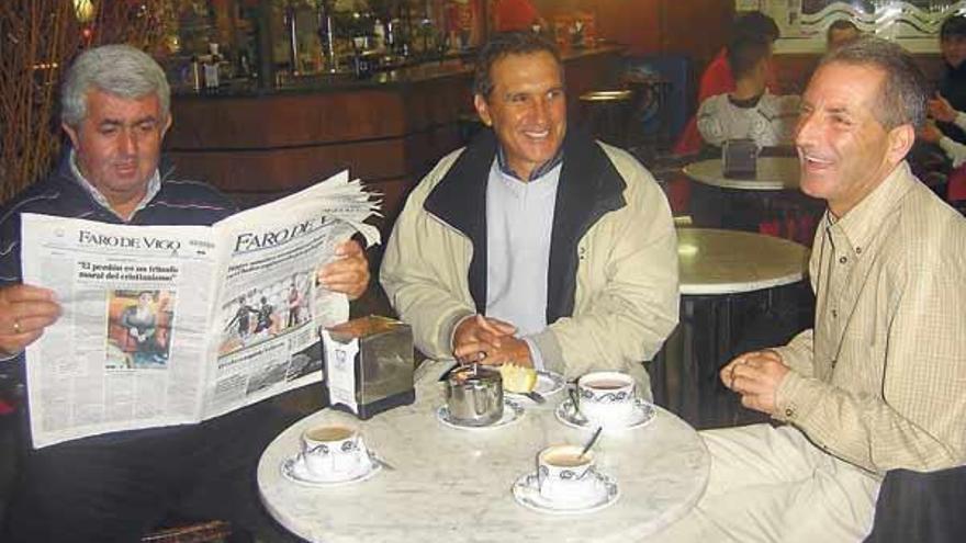 José María Figueirido, José  Bernardo Leyenda y Francisco Blach, ayer, en una cafetería baionesa.  // N.P.