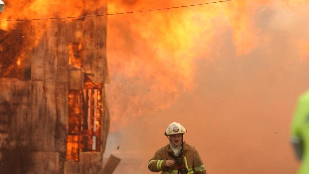 Un bombero, en un incendio en un almacén de Jim Beam en Bardstown (Kentucky, EEUU), el 4 de agosto del 2003.