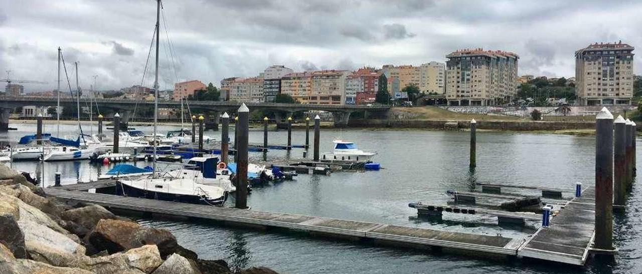 Vista parcial de la dársena gestionada por la Cofradía de Pescadores de Vigo en Bouzas. // FdV