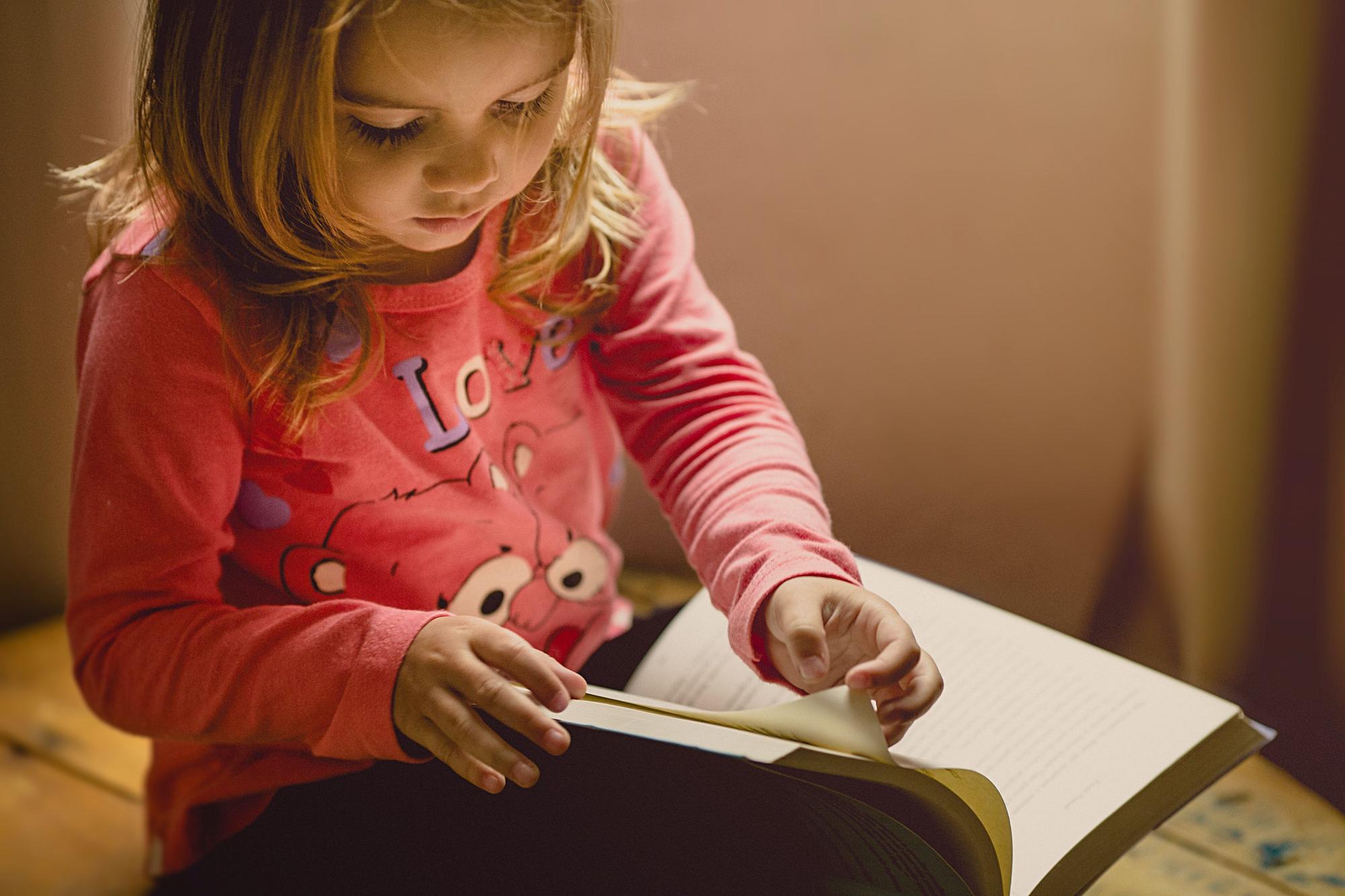 niña leyendo