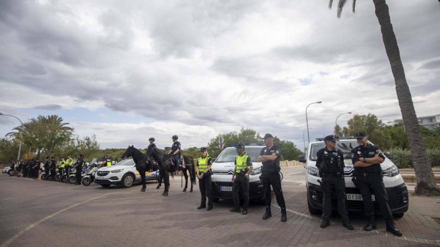 Parte del dispositivo de
refuerzo policial para este
verano, ayer en Platja de Palma. g,bosch | NOMBRE FEQWIEOTÓGRAFO