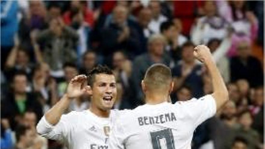 Cristiano Ronaldo i Benzema, els golejadors del Madrid anit.