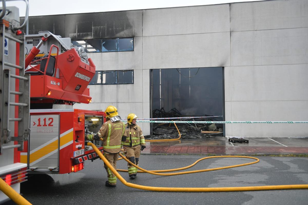 Un incendio destroza la nave de Trison en el polígono de Espíritu Santo
