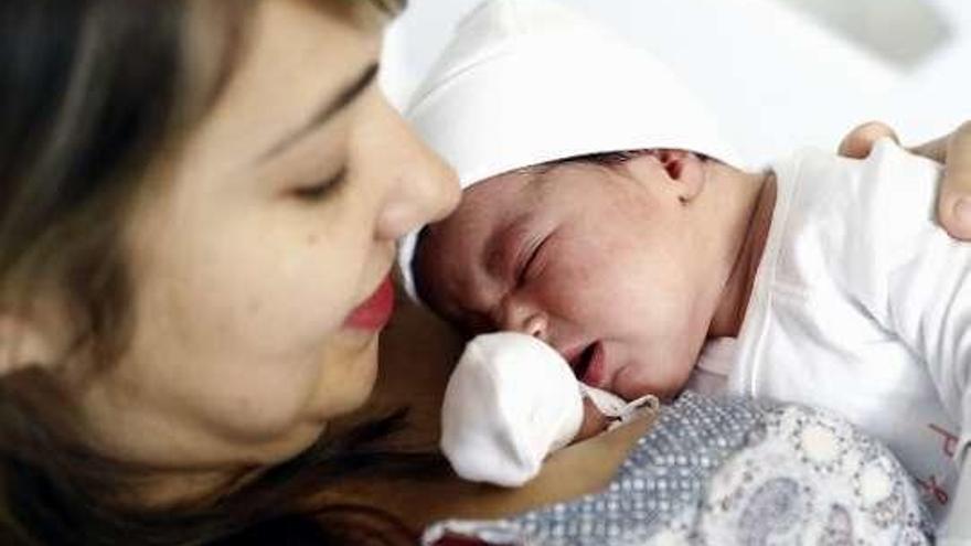 Alejandra, con su madre, en el Clínico de Madrid.