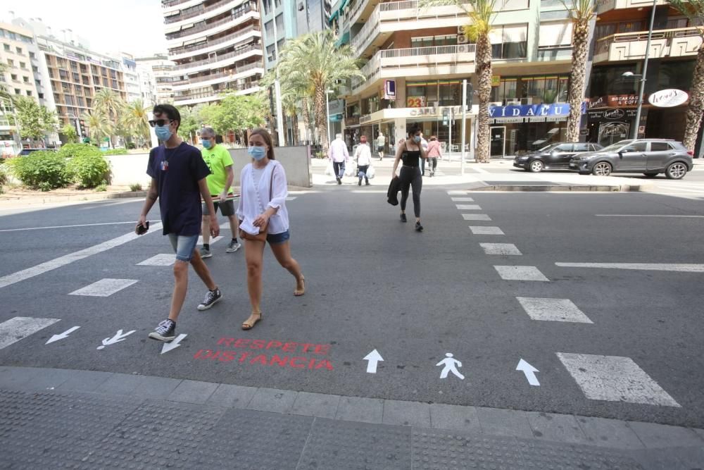 Alicante señaliza los dos sentidos de circulación en los pasos de peatones