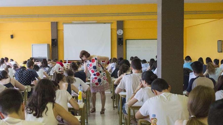 Alumnos de Benavente realizando la prueba de acceso a la Universidad el pasado año en el IES León Felipe .