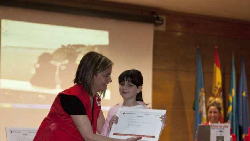 La socia más joven, Verónica Pérez, de 8 años, recoge su diploma.