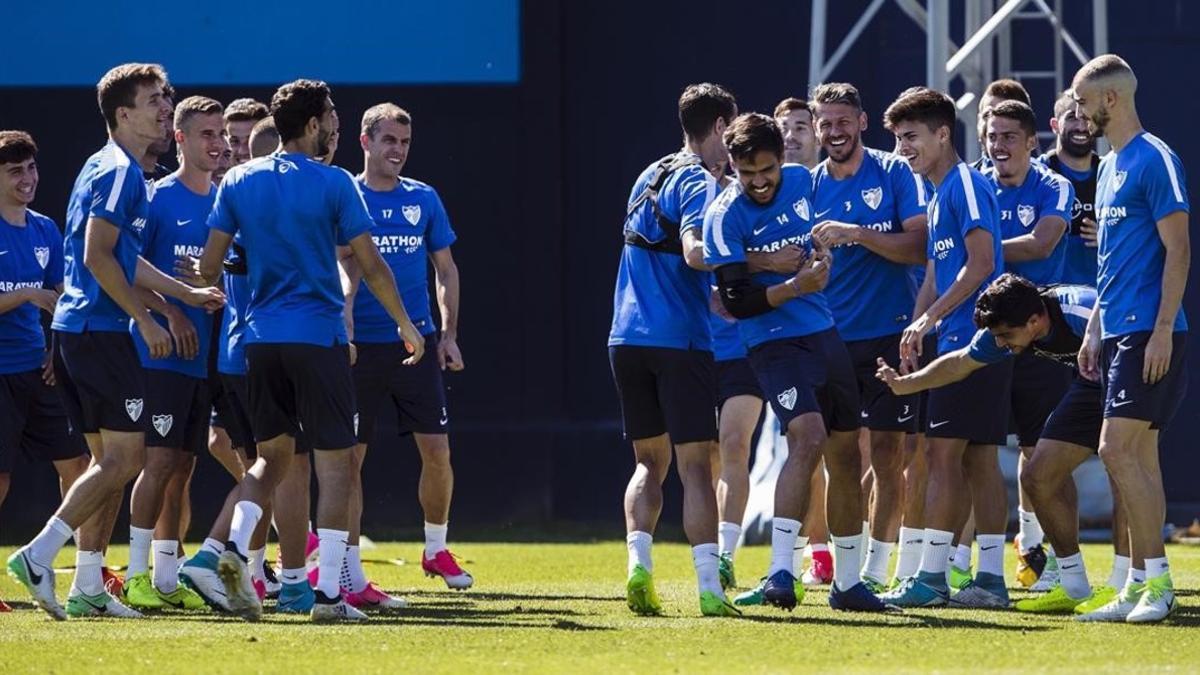 Los jugadores del Málaga, durante el entrenamiento previo al partido de final de liga contra el Madrid.