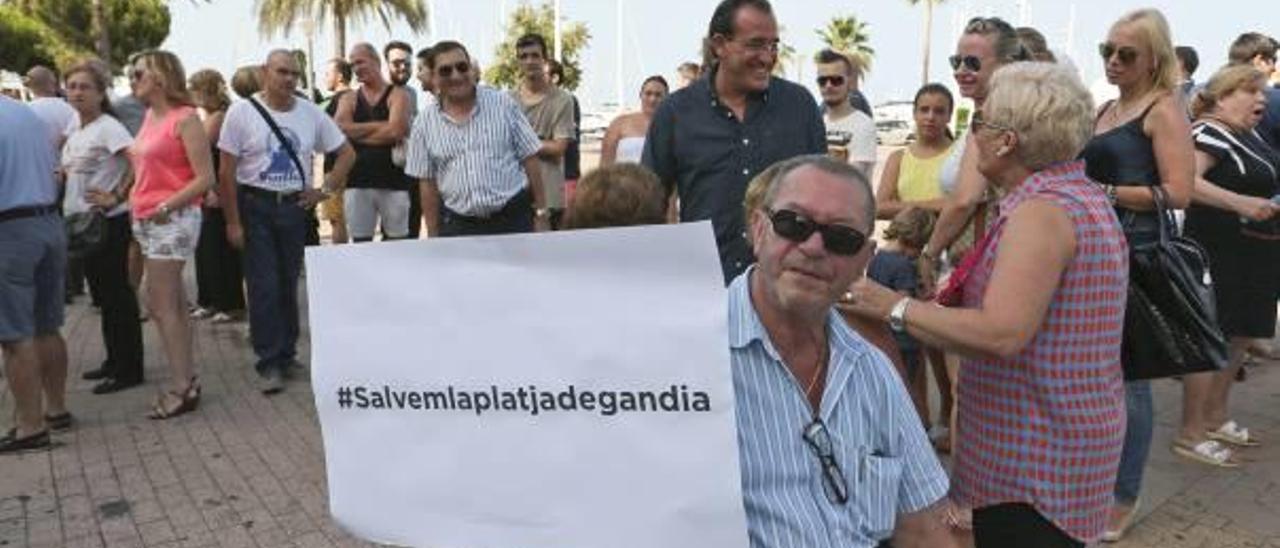 El PP celebra la primera protesta  contra el nuevo Gobierno de Gandia