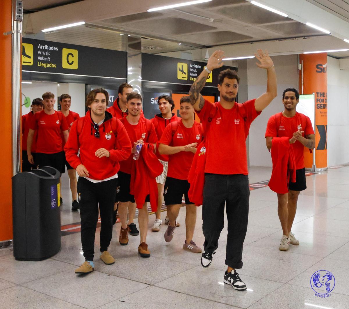 El CN Ciutat, recibido en el aeropuerto de Palma por familiares y aficionados.