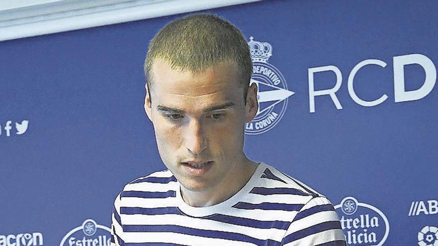 Álex Bergantiños, ayer, durante su despedida como futbolista del Deportivo de La Coruña.