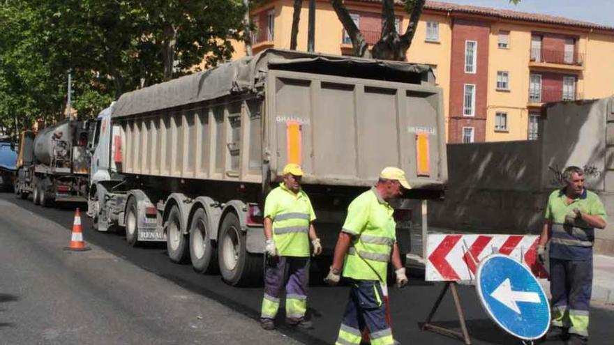 Obras de asfaltado en la capital.