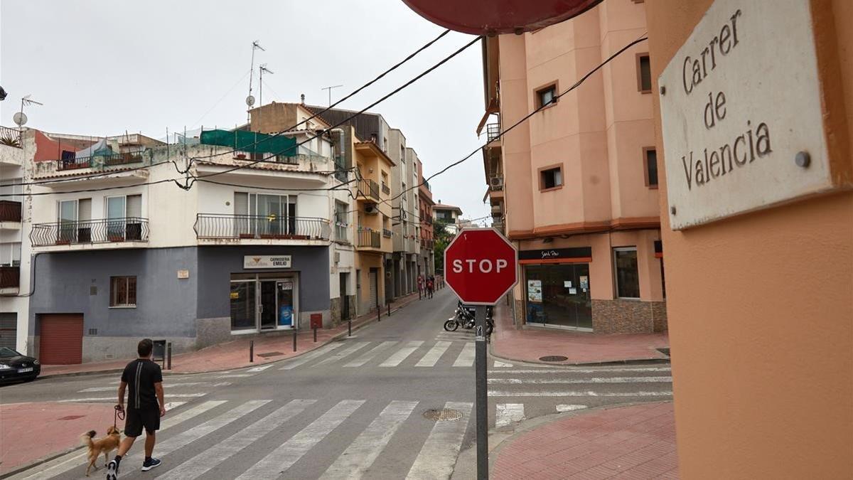 Aspecto de la calle de Sant Feliu de Guíxols donde un hombre atacó a su mujer y a su hija.