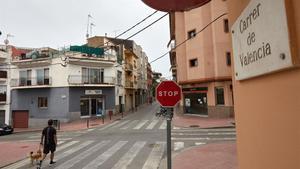 Aspecto de la calle de Sant Feliu de Guíxols donde un hombre atacó a su mujer y a su hija.
