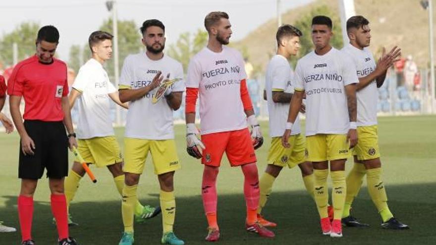 Los jugadores del Villarreal saltaron al terreno de juego de Valdebebas con una camiseta de recuerdo de su compañero Fer Niño.