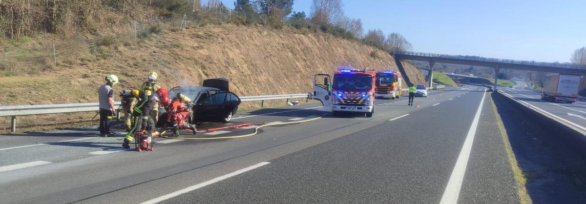 Intervención de los servicios de emergencias en la autopista, con la salida de Botos al fondo.