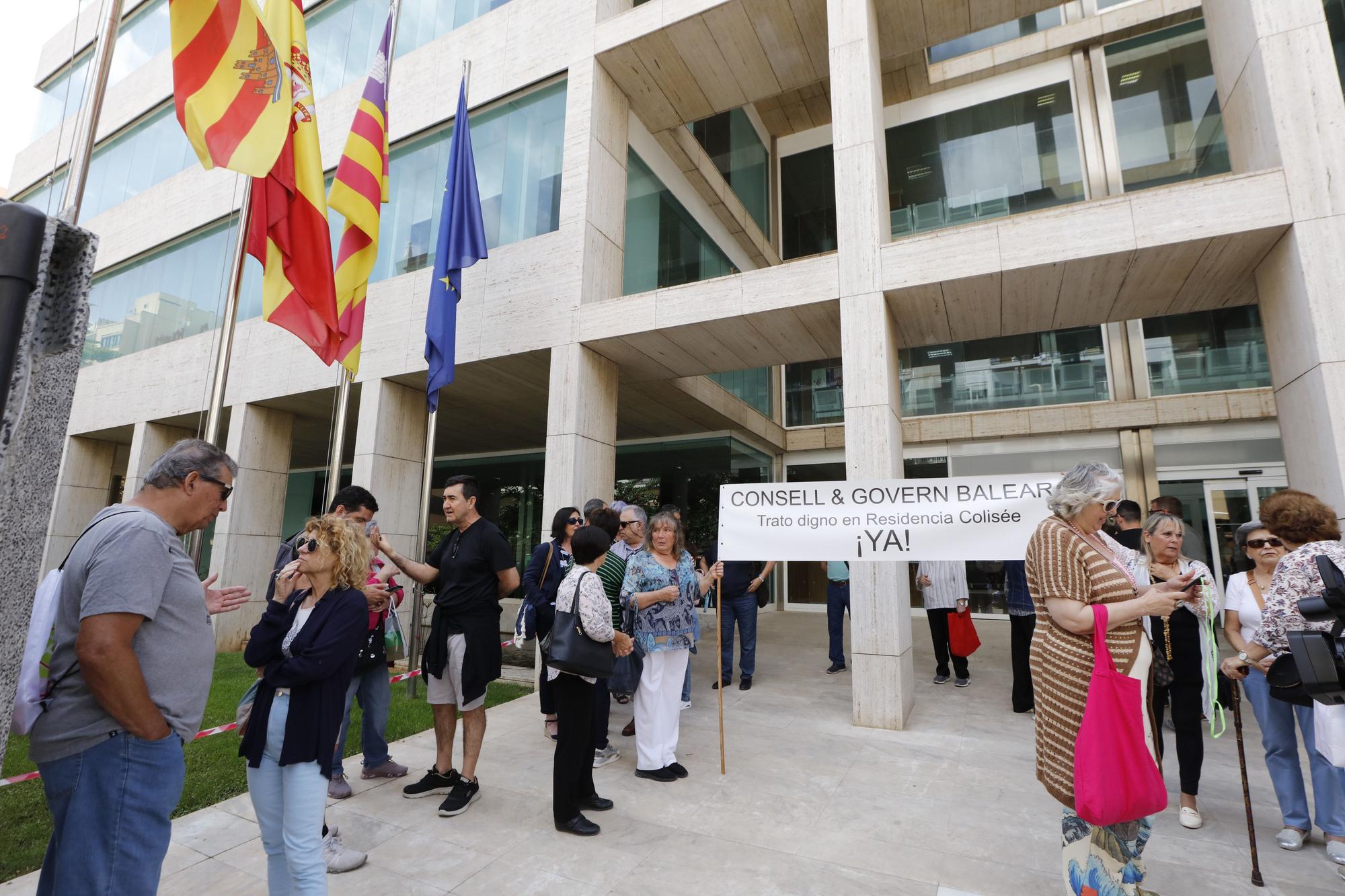 Manifestación de los familiares de los residentes de Sa Residencia frente al Consell de Ibiza