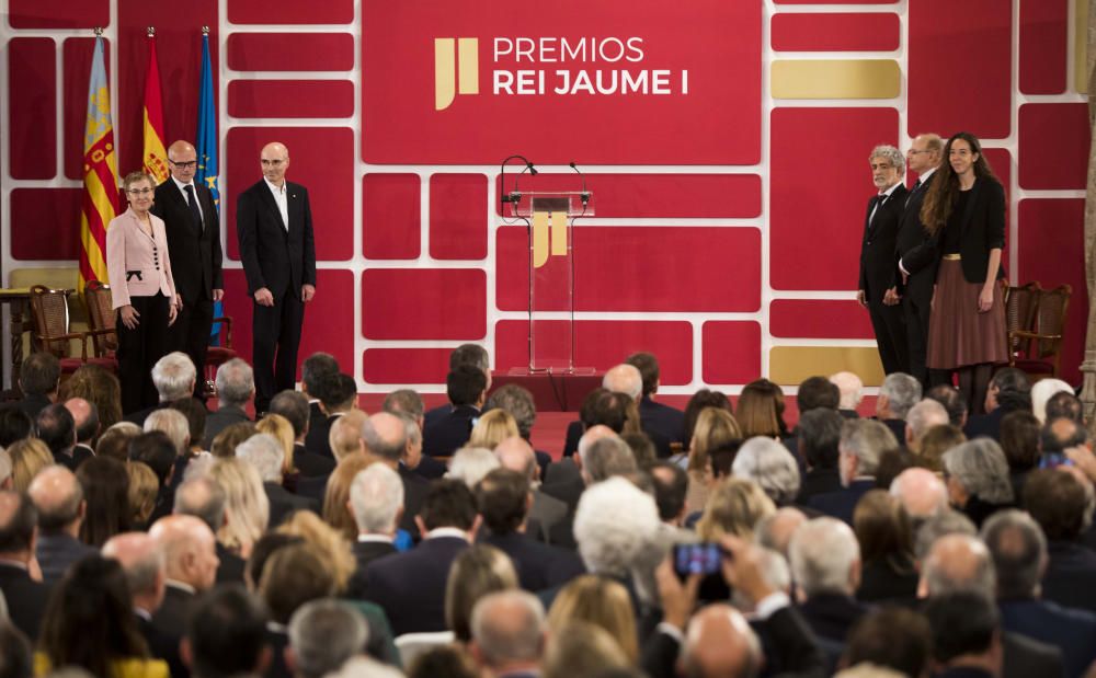 Instante de la ceremonia de entrega de los Premios Jaume I en la Lonja de València.