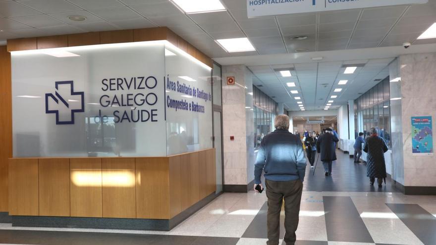 Pacientes en un pasillo de un hospital del Sergas. |  // XOÁN ÁLVAREZ