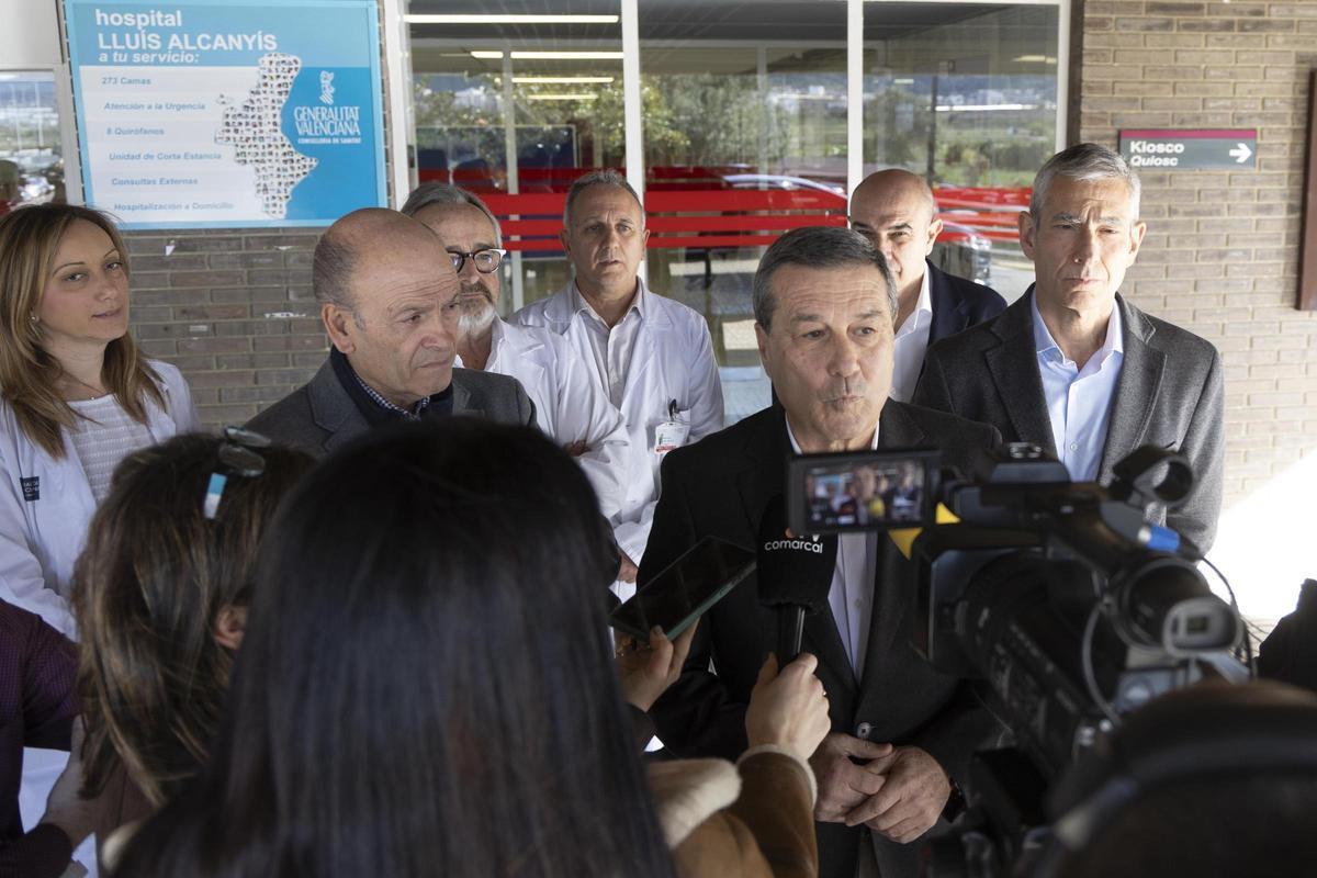 El conseller Marciano Gómez en la atención a los medios, este martes en la visita al hospital de Xàtiva.