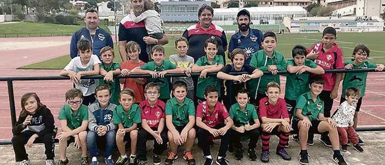 Jugadores prebenjamines posan en el ´tercer tiempo´ del Escolar.